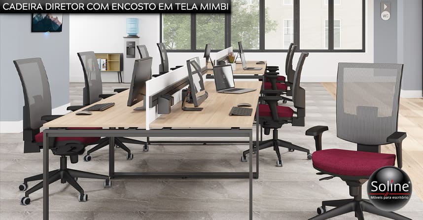 Cadeira Diretor com encosto em tela Mimbi, em ambiente de escritório com plataforma de trabalho.